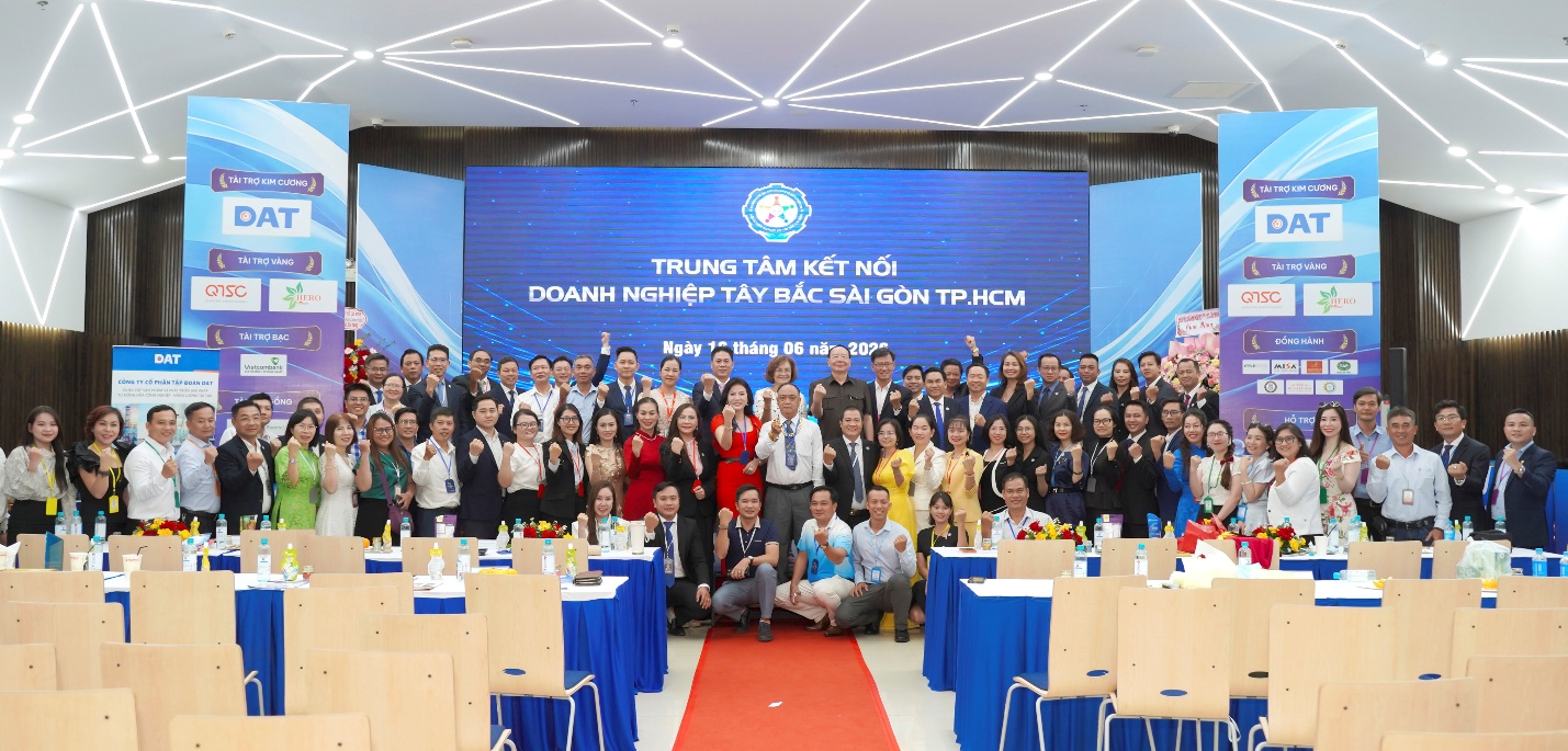 Các đại biểu chụp hình lưu niệm tại chương trình TBSG Business Connect lần 2