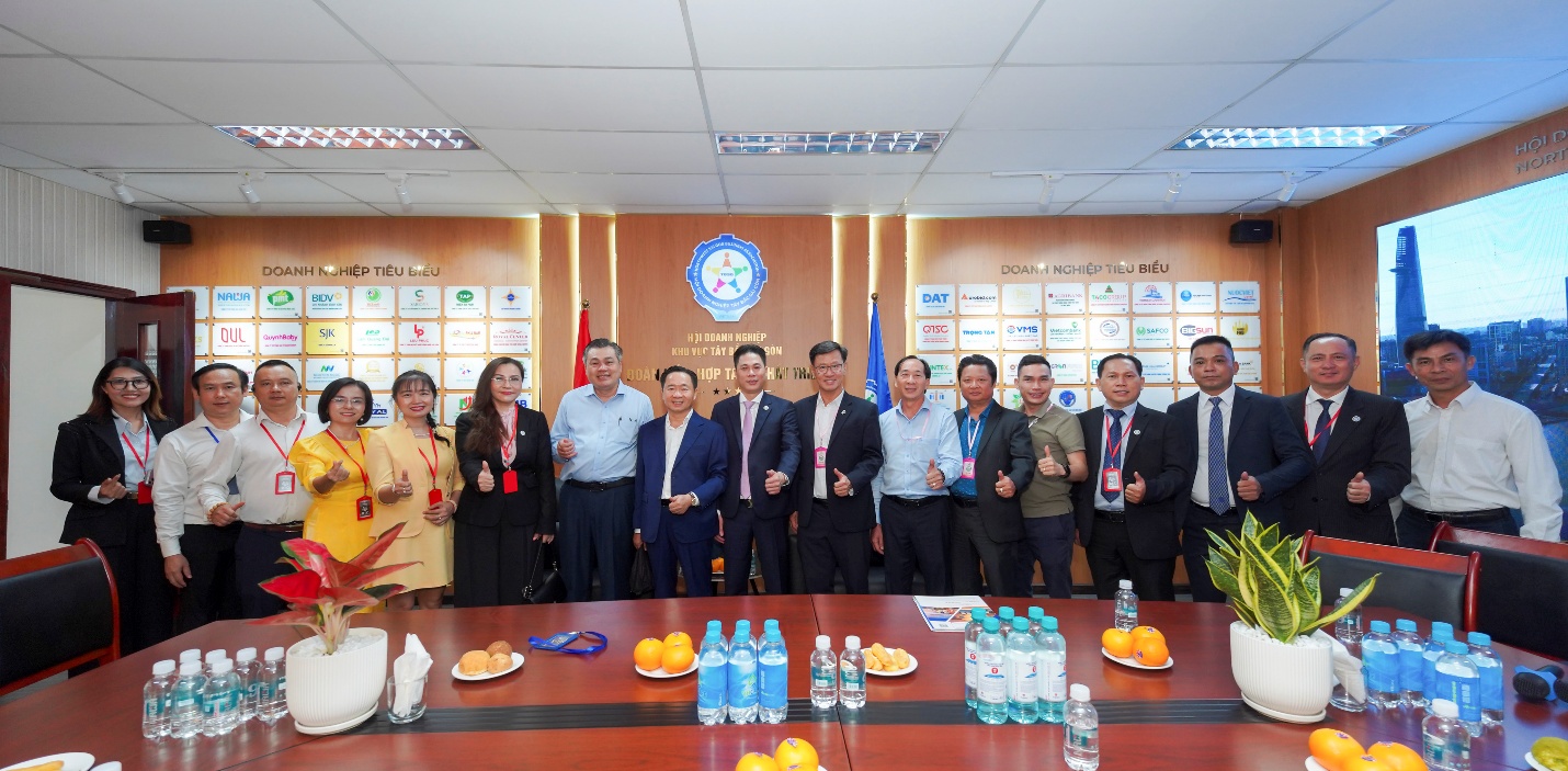 Tham quan văn phòng Trung tâm Kết nối Doanh nghiệp TBSG hoạt động tại tòa nhà QTSC Building 6A