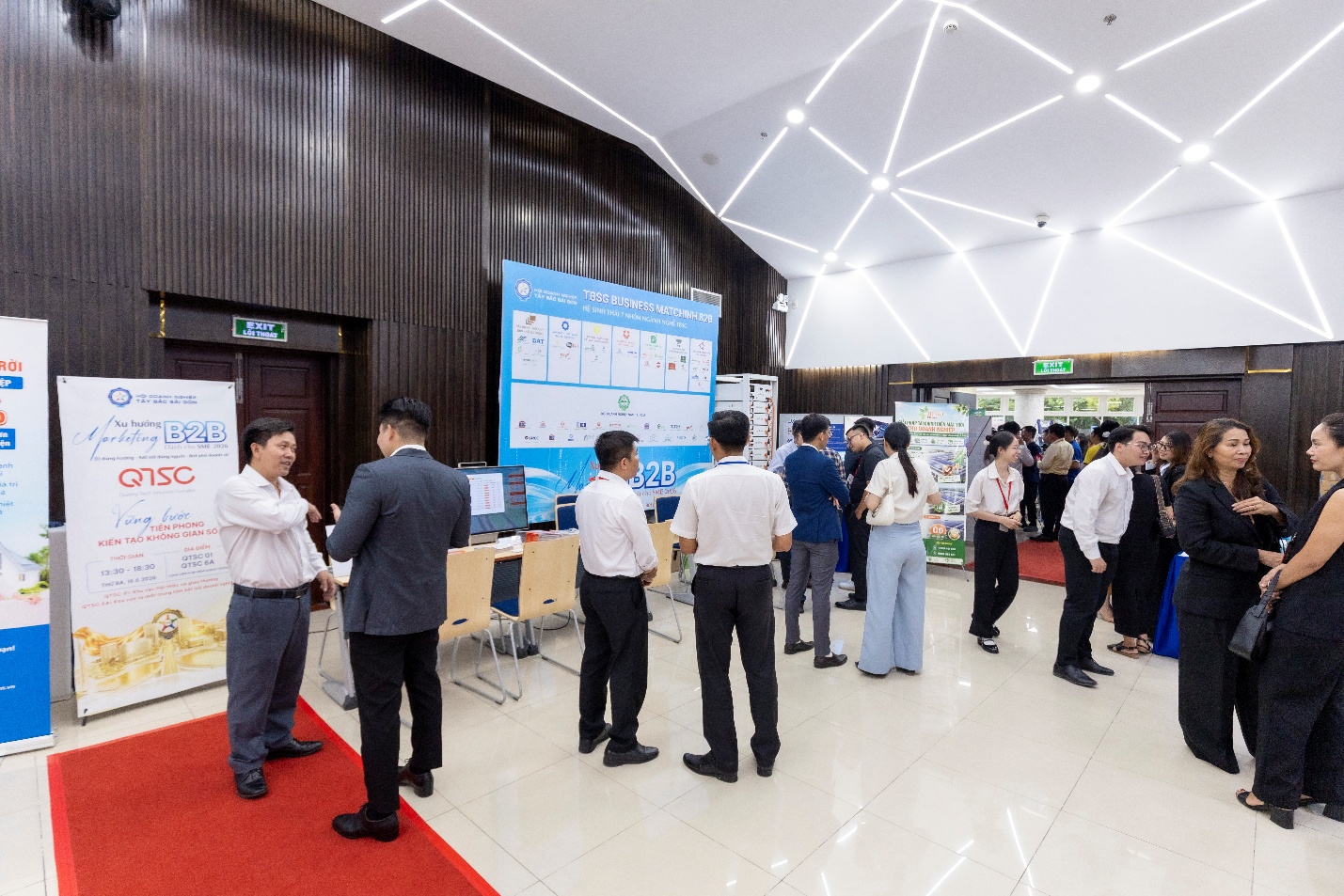 Gian hàng QTSC tư vấn giải pháp, dịch vụ cho các đại biểu tham dự