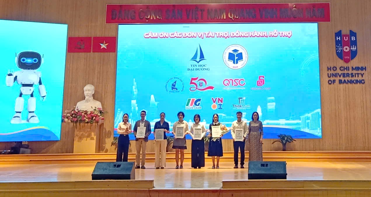 Đại diện QTSC, bà Phạm Thị Kim Phượng – Phó Giám đốc QTSC (thứ ba từ trái qua) nhận thư cảm ơn từ Ban tổ chức Hội thi Tin học trẻ TP.HCM lần thứ 35