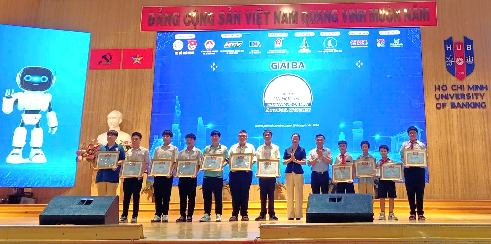 Bà Phạm Thị Kim Phượng – Phó Giám đốc QTSC trao giải cho các thí sinh đạt thành tích xuất sắc tại Hội thi
