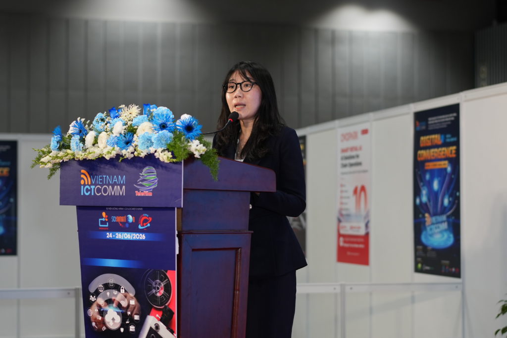 TS. Thái Hoàng Tuyết Nhi, Trường Đại học Văn Lang, trình bày tham luận “Ứng dụng AI Agent trong Logistics”