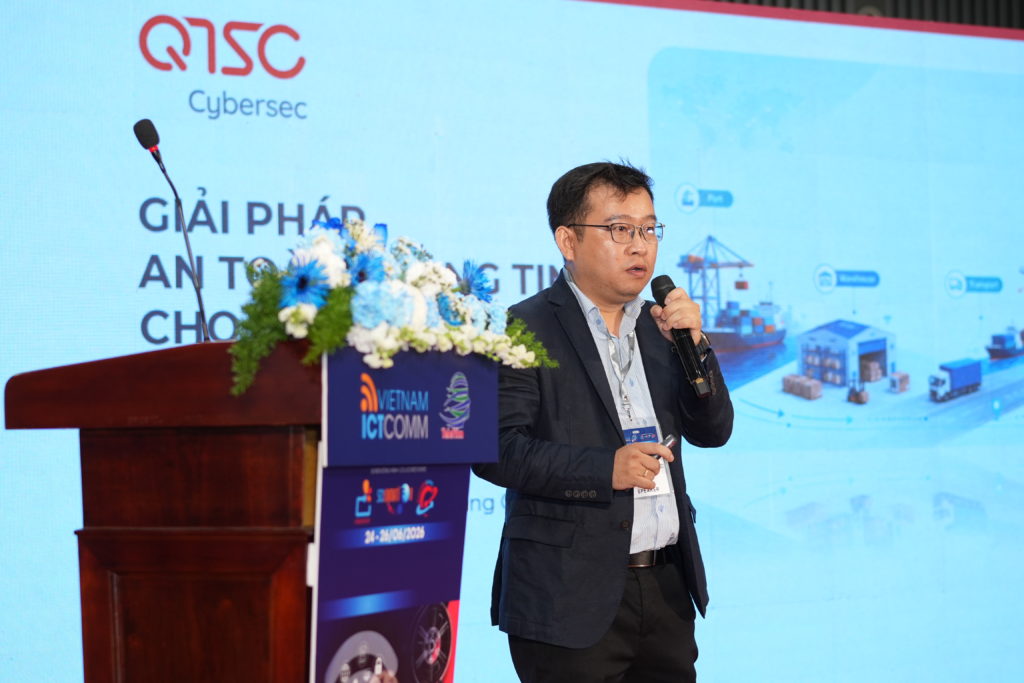 Ông Nguyễn Thanh Lâm – Trưởng Trung tâm An ninh mạng, Công ty TNHH một thành viên Phát triển Công viên phần mềm Quang Trung (QTSC) trình bày tham luận “Giải pháp An toàn thông tin cho Logistics số”.