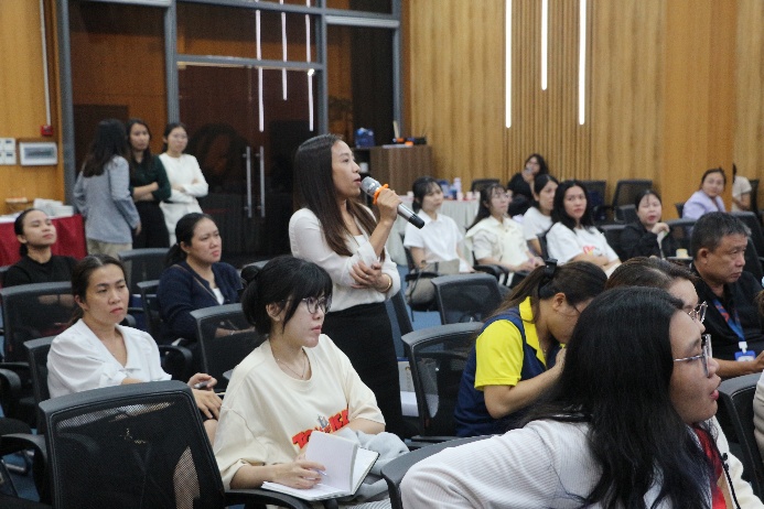 Đại diện các doanh nghiệp trao đổi, thảo luận với các diễn giả