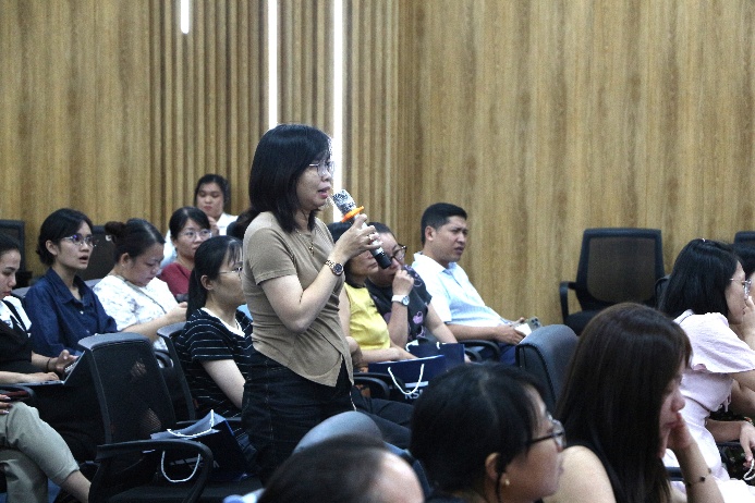Đại diện các doanh nghiệp trao đổi, thảo luận với các diễn giả