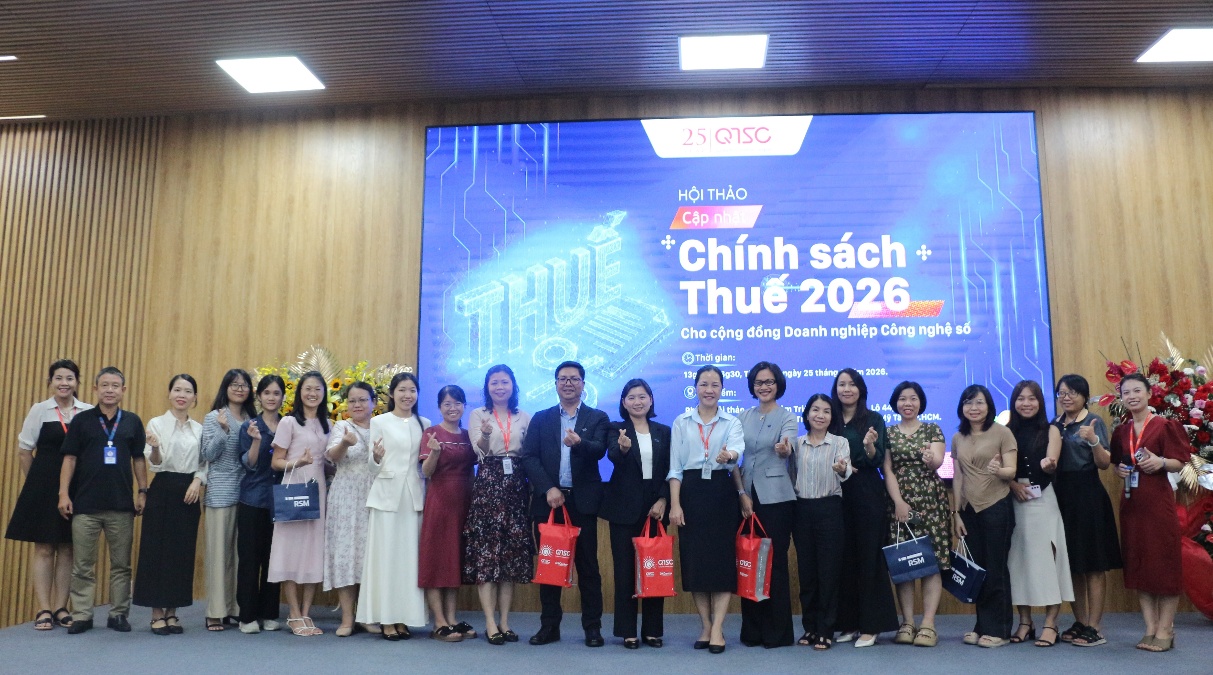 Ban Tổ chức cùng các diễn giả, khách tham dự chụp hình lưu niệm tại chương trình hội thảo