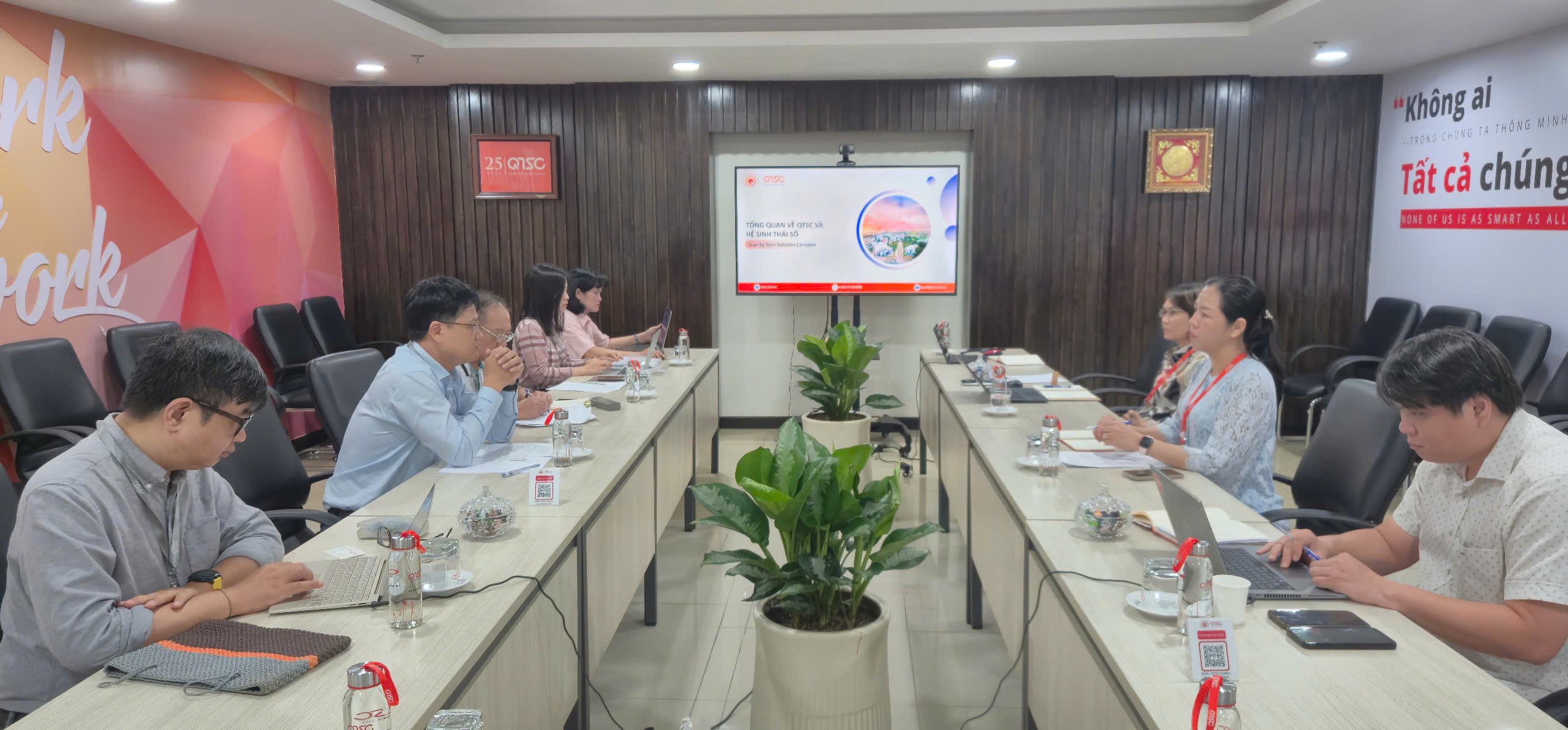 Đoàn công tác làm việc và chụp hình lưu niệm tại QTSC
