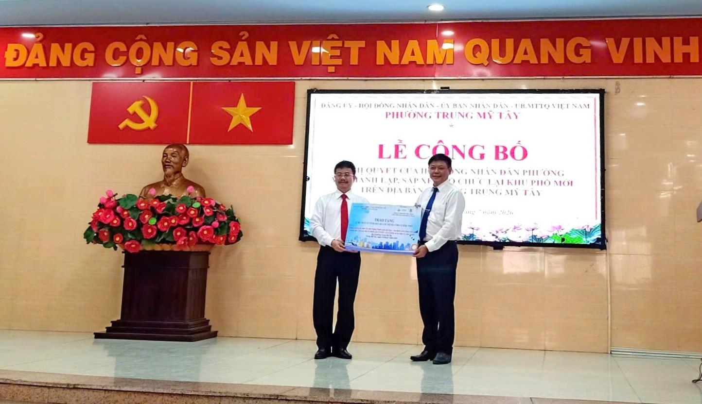 Ông Trần Hữu Dũng – Giám đốc QTSC trao tặng (bảng tượng trưng) 22 bộ máy vi tính cho 22 khu phố mới của phường Trung Mỹ Tây