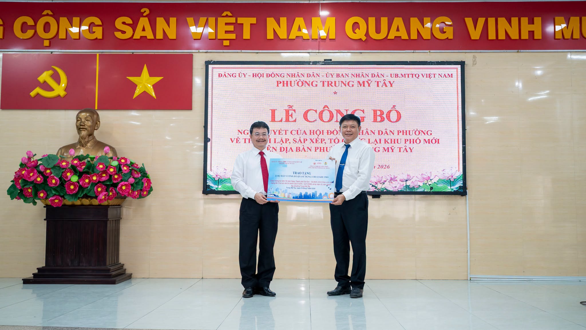 Mr. Tran Huu Dung, CEO of QTSC, presented the symbolic plaque representing the donation of 22 computer sets to the 22 newly established neighborhoods of Trung My Tay Ward