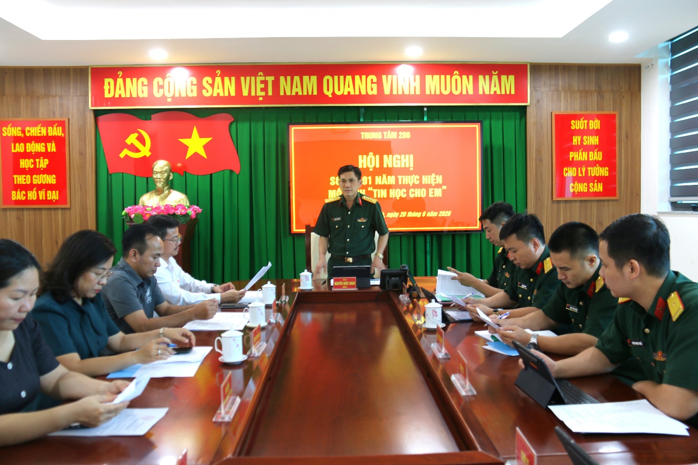 Đại tá Nguyễn Quốc Hoàn, Chính ủy Trung tâm 286 phát biểu và điều hành Hội nghị