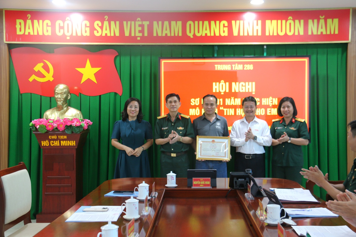 Đại tá Nguyễn Quốc Hoàn, Chính ủy Trung tâm 286 trao tặng bằng khen và thư cảm ơn cho QTSC - đơn vị đồng hành cùng chương trình
