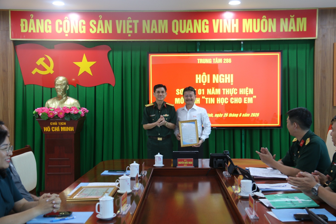 Đại tá Nguyễn Quốc Hoàn, Chính ủy Trung tâm 286 trao tặng bằng khen và thư cảm ơn cho QTSC - đơn vị đồng hành cùng chương trình