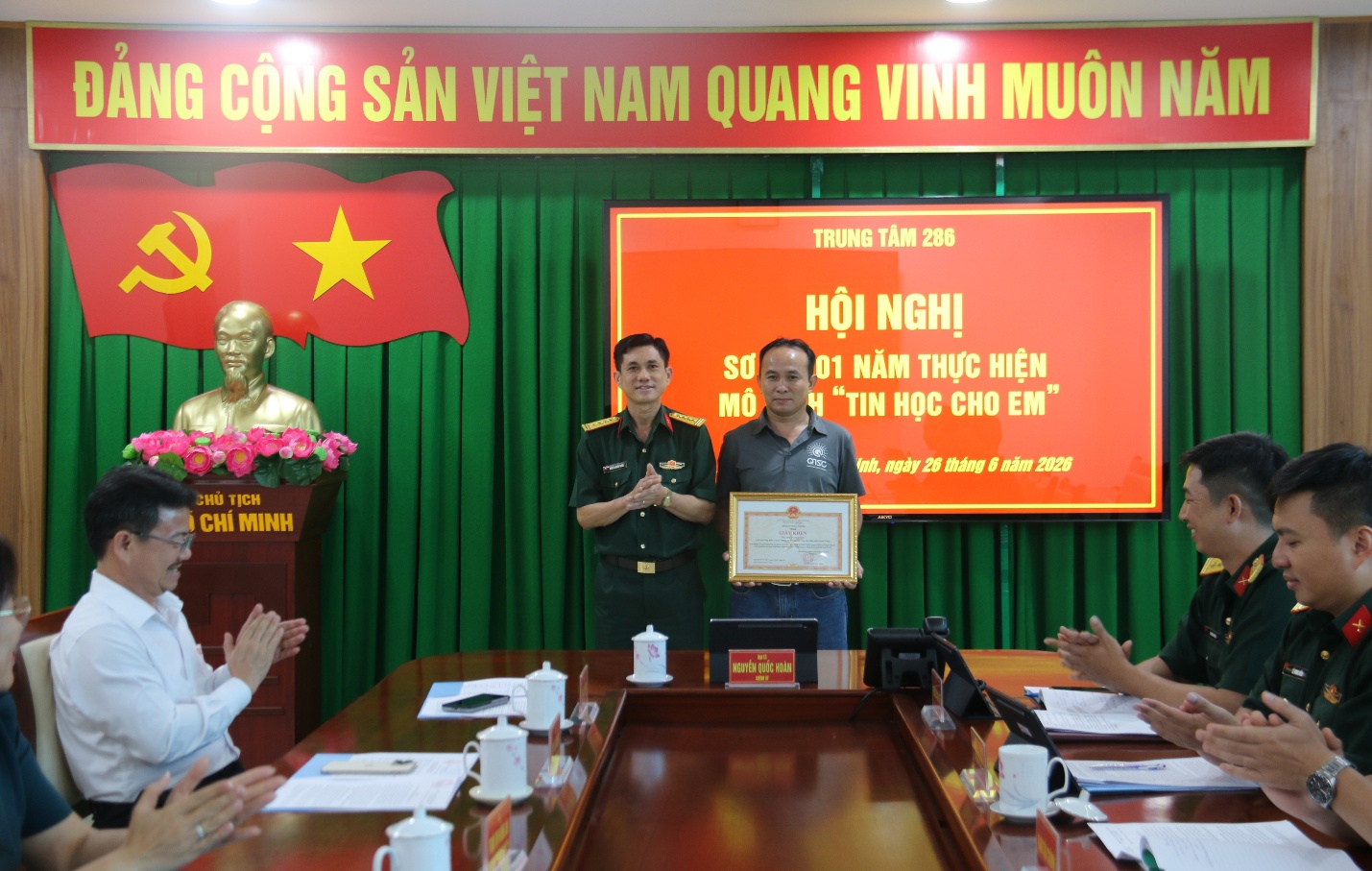 Đại tá Nguyễn Quốc Hoàn, Chính ủy Trung tâm 286 trao tặng bằng khen và thư cảm ơn cho QTSC - đơn vị đồng hành cùng chương trình