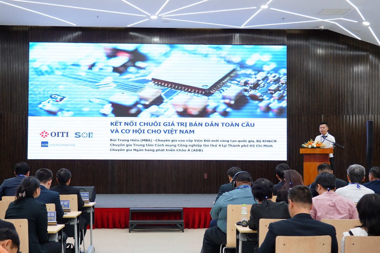 Ông Bùi Trung Hiếu - Trung tâm Cách mạng Công nghiệp lần thứ 4 tại TP.HCM (HCMC C4IR) trình bày tham luận “Việt Nam tham gia chuỗi cung ứng ngành bán dẫn như thế nào. Góc nhìn từ doanh nghiệp"