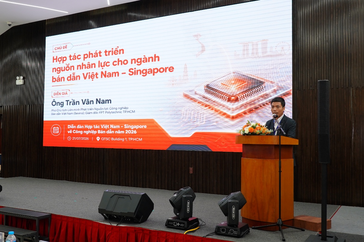 Ông Trần Vân Nam - Phó chủ tịch Liên minh Phát triển Nguồn lực Công nghiệp Bán dẫn Việt Nam (Sevina) - Giám đốc cơ sở đào tạo FPT Polytechnic TP.HCM trình bày tham luận "Hợp tác phát triển nguồn nhân lực cho ngành bán dẫn Việt Nam – Singapore"