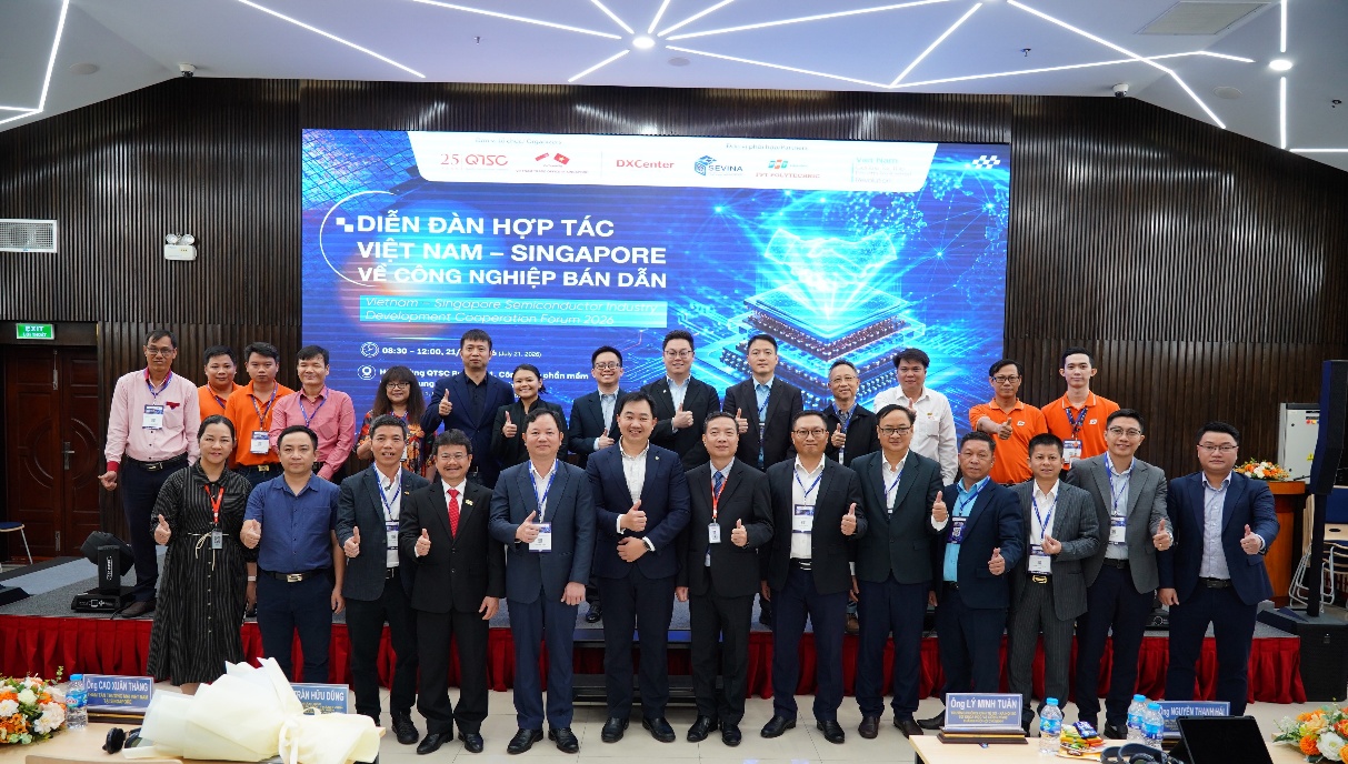 Các đại biểu chụp ảnh lưu niệm tại chương trình