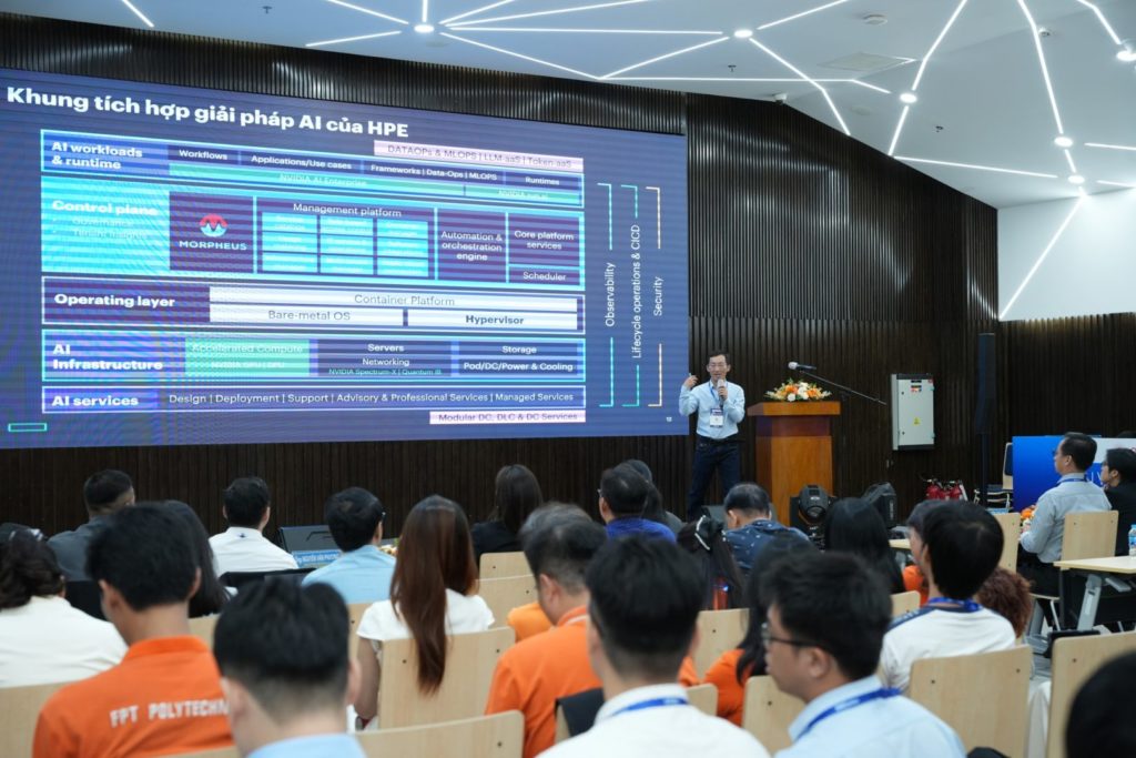 Ông Phương Nguyễn – Solution Architect at HPE trình bày bài tham luận với chủ đề: “Hạ tầng dữ liệu lớn và đánh giá chủ quyền AI”