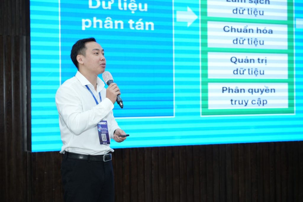 Ông Phạm Tuấn Anh, Giám đốc Trung tâm Giải pháp AI, Tập đoàn Công nghệ TMA trình bày chủ đề: “Giải pháp dữ liệu và AI nội bộ (Local Data & AI Solutions)”