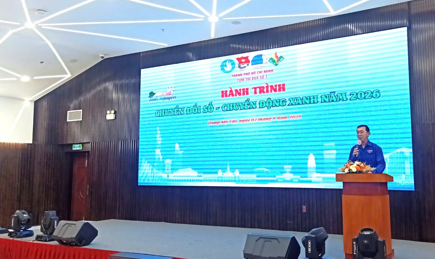 Ông Lê Thành Đạt - Đảng ủy viên, Phó Chủ tịch Ủy ban Mặt trận Tổ quốc Việt Nam phường, Bí thư Đoàn phường Trung Mỹ Tây phát biểu khai mạc chương trình