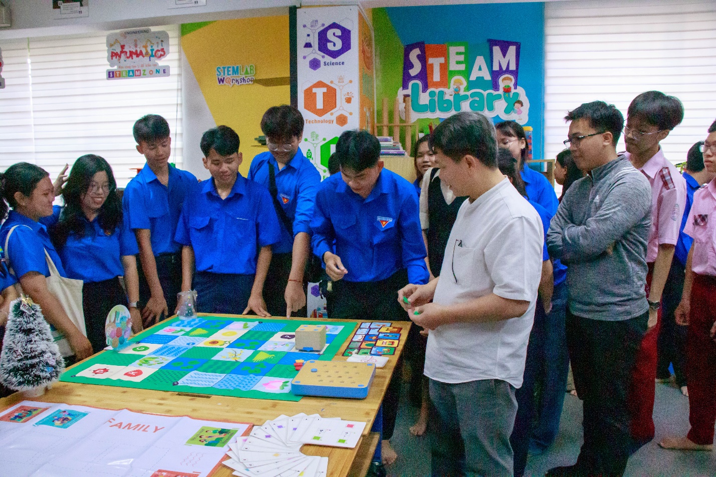 Đoàn sinh viên tham quan một số mô hình tiêu biểu tại QTSC