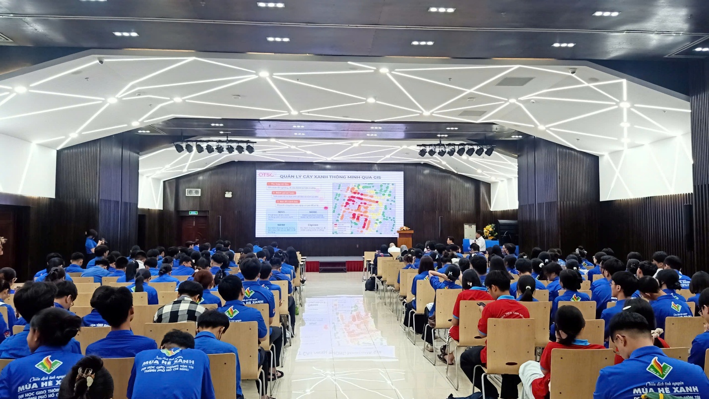Đại diện QTSC trình bày chuyên đề "Quản trị tập trung khu công nghệ số"
