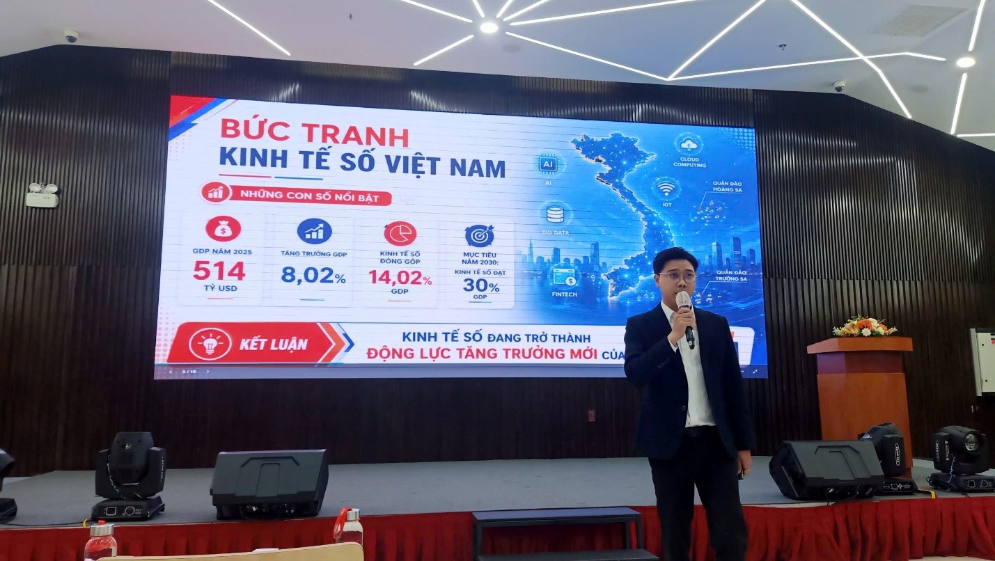 Phần trình bày tham luận của đại diện Trường Cao đẳng FPT Polytechnic