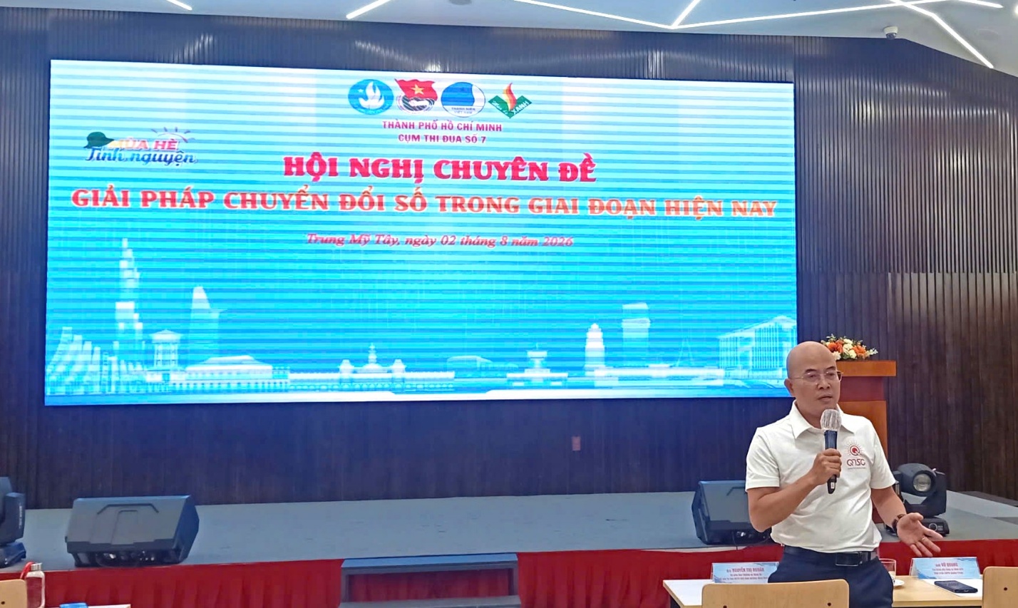 Ông Vũ Quang – Phó Giám đốc QTSC giải đáp câu hỏi trao đổi tại chương trình