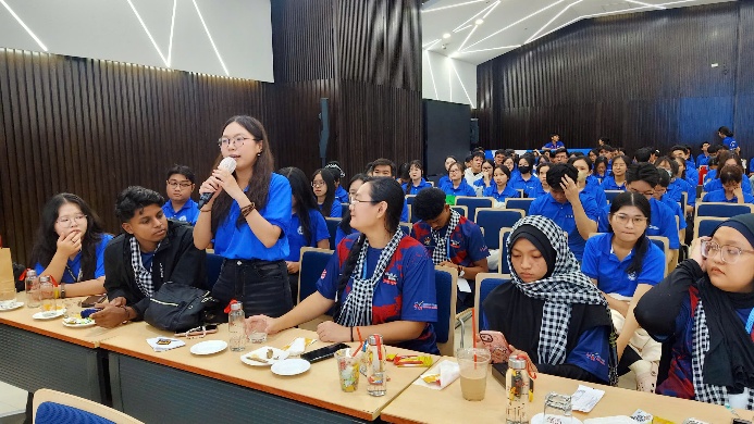 Các bạn sinh viên Việt Nam – Malaysia cùng trao đổi, thảo luận