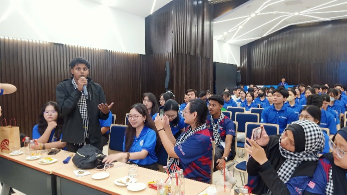 Các bạn sinh viên Việt Nam – Malaysia cùng trao đổi, thảo luận