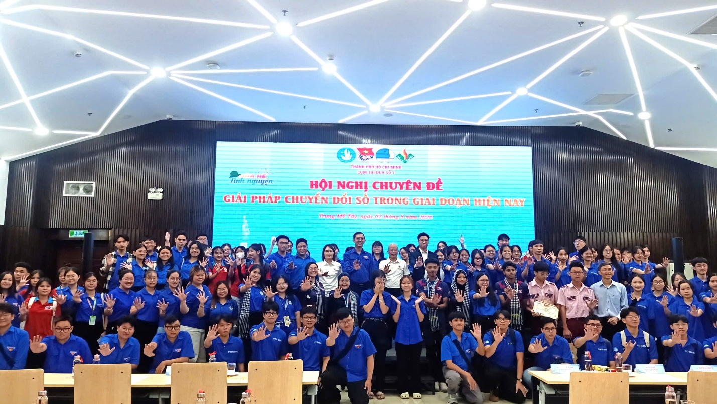Đại biểu và các bạn đoàn viên, sinh viên chụp hình lưu niệm tại chương trình
