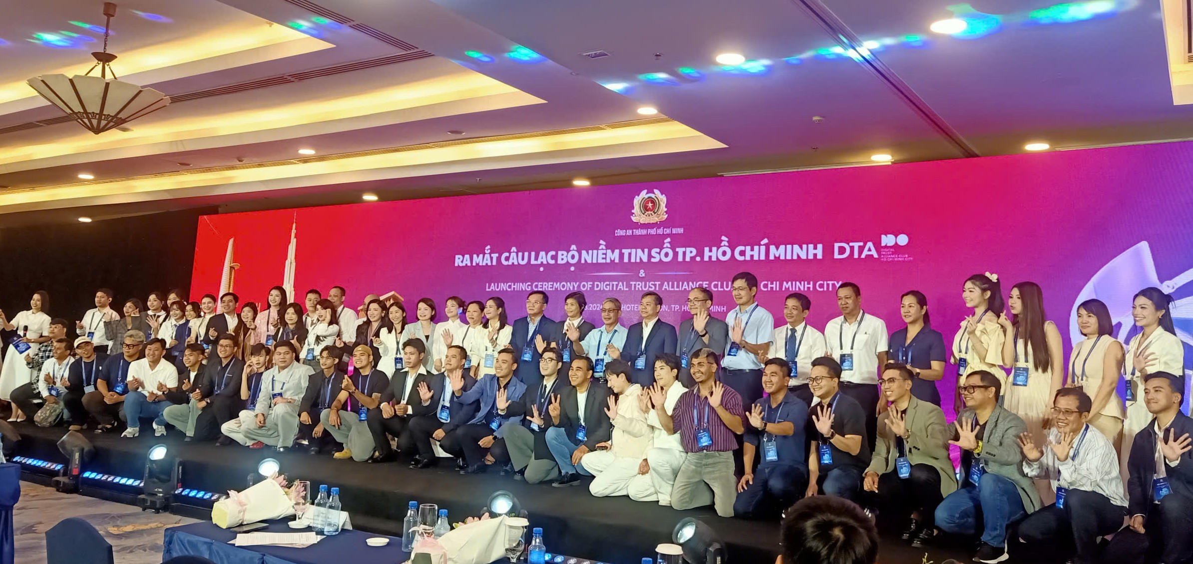 Các đại biểu, KOL/KOC và nhà sáng tạo nội dung chụp hình lưu niệm tại chương trình