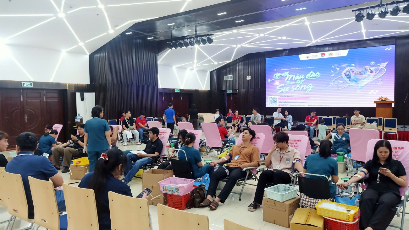 Hơn 300 người tham gia hiến máu tình nguyện tại QTSC