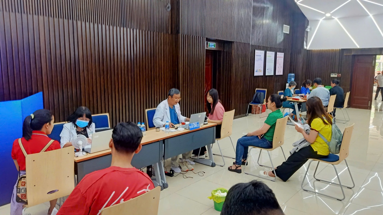 Hơn 300 người tham gia hiến máu tình nguyện tại QTSC