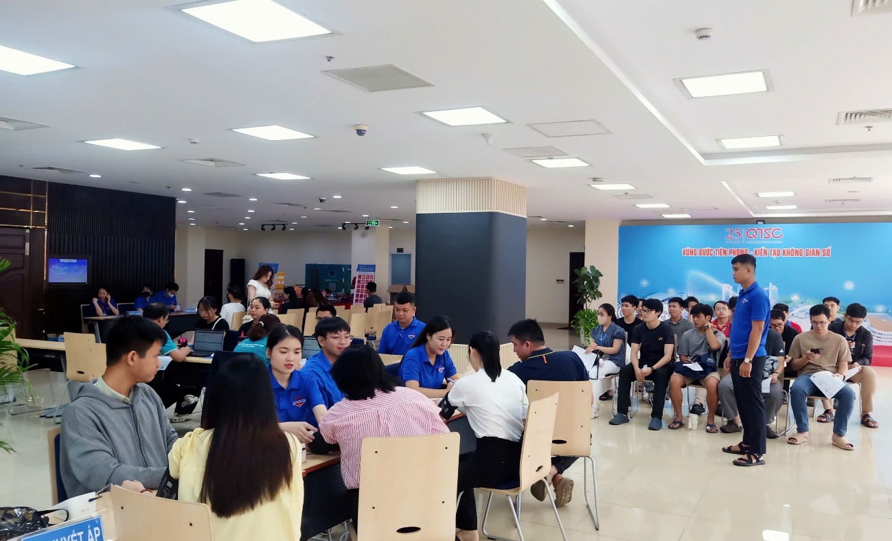 Hơn 300 người tham gia hiến máu tình nguyện tại QTSC
