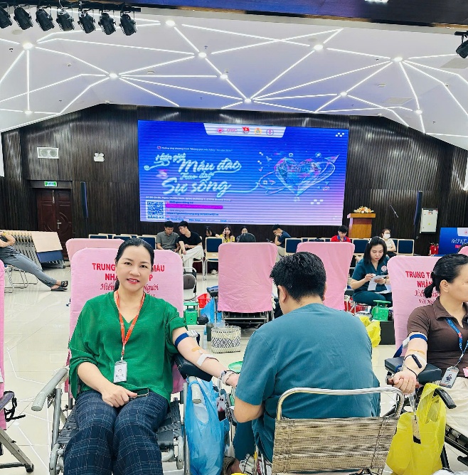 Hơn 300 người tham gia hiến máu tình nguyện tại QTSC