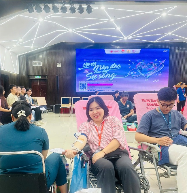 Hơn 300 người tham gia hiến máu tình nguyện tại QTSC