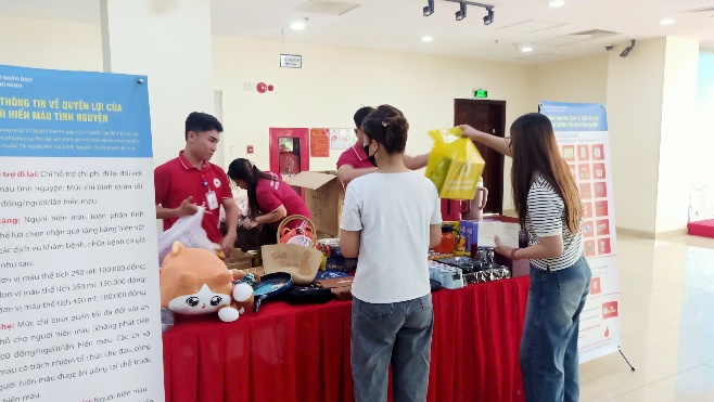 Hơn 300 người tham gia hiến máu tình nguyện tại QTSC