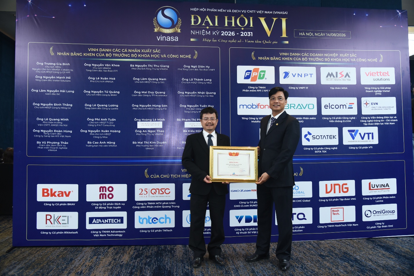 Ông Trần Hữu Dũng, đại diện QTSC nhận bằng khen doanh nghiệp xuất sắc vì những đóng góp tích cực cho sự phát triển của VINASA và ngành công nghệ thông tin Việt Nam