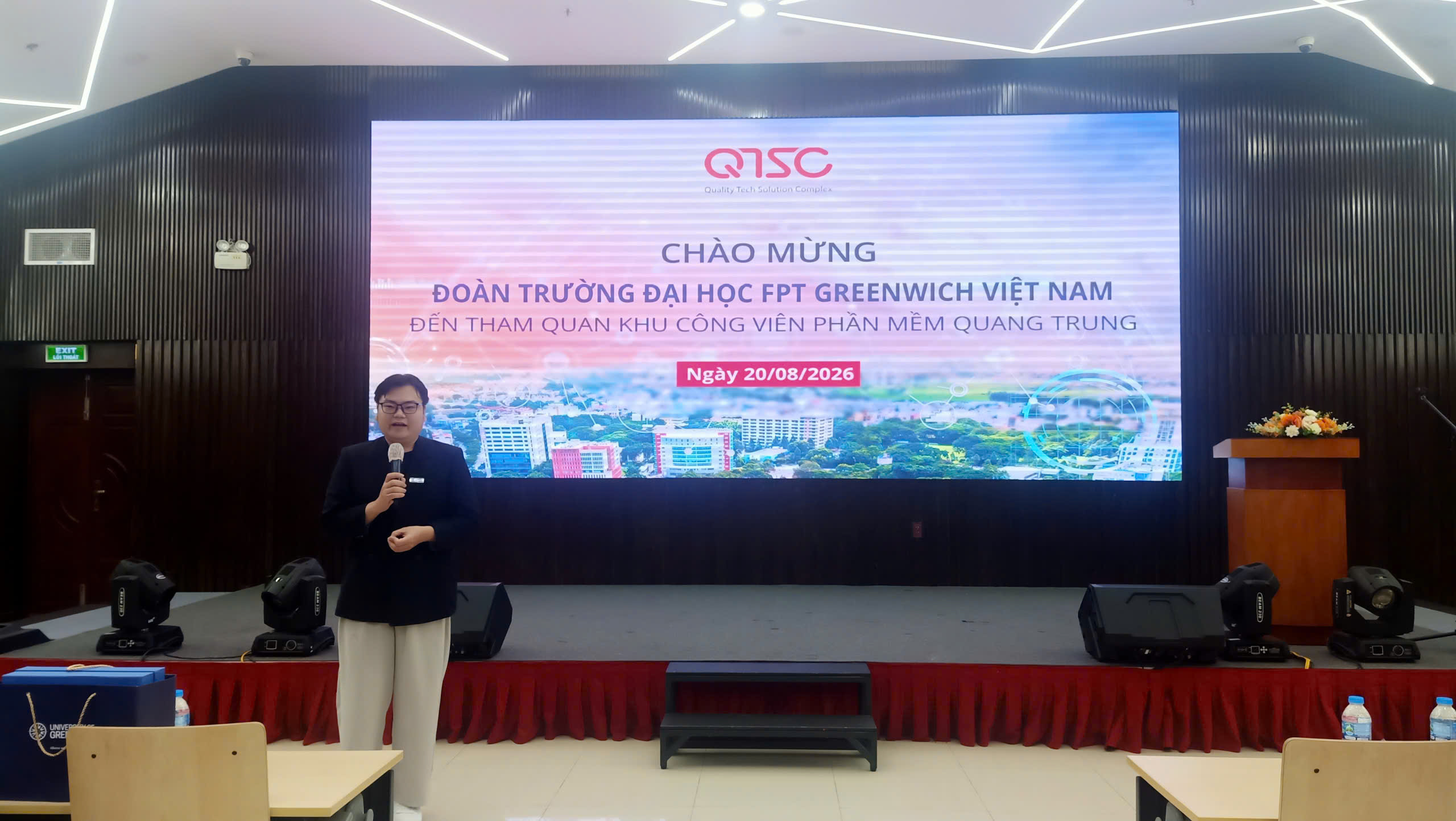 Đại diện đoàn trường chia sẻ về mục đích của chuyến tham quan