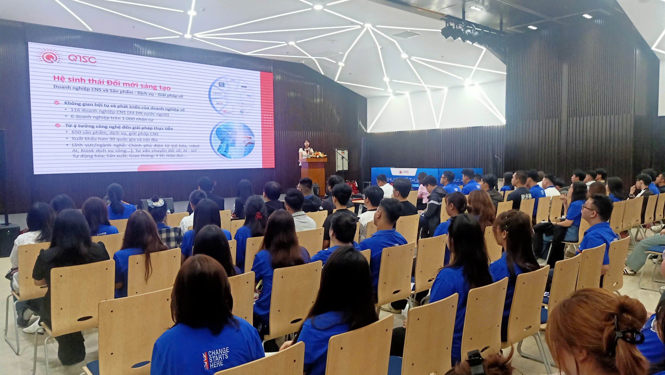 Đại diện QTSC giới thiệu tổng quan về quá trình hình thành, phát triển và hệ sinh thái công nghệ số QTSC