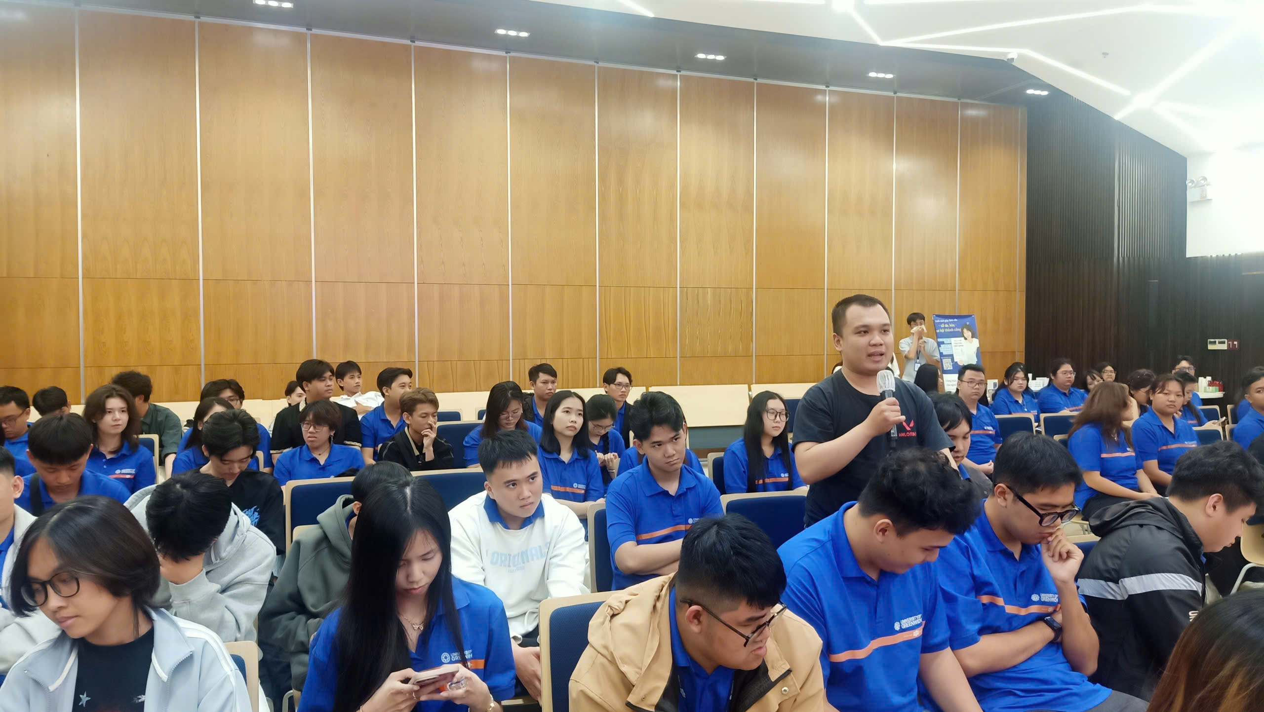 Các bạn sinh viên đặt câu hỏi trao đổi, thảo luận với đại diện doanh nghiệp