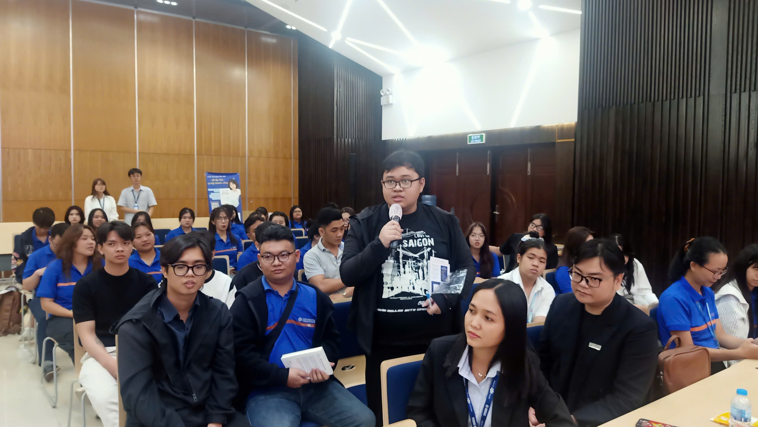 Các bạn sinh viên đặt câu hỏi trao đổi, thảo luận với đại diện doanh nghiệp