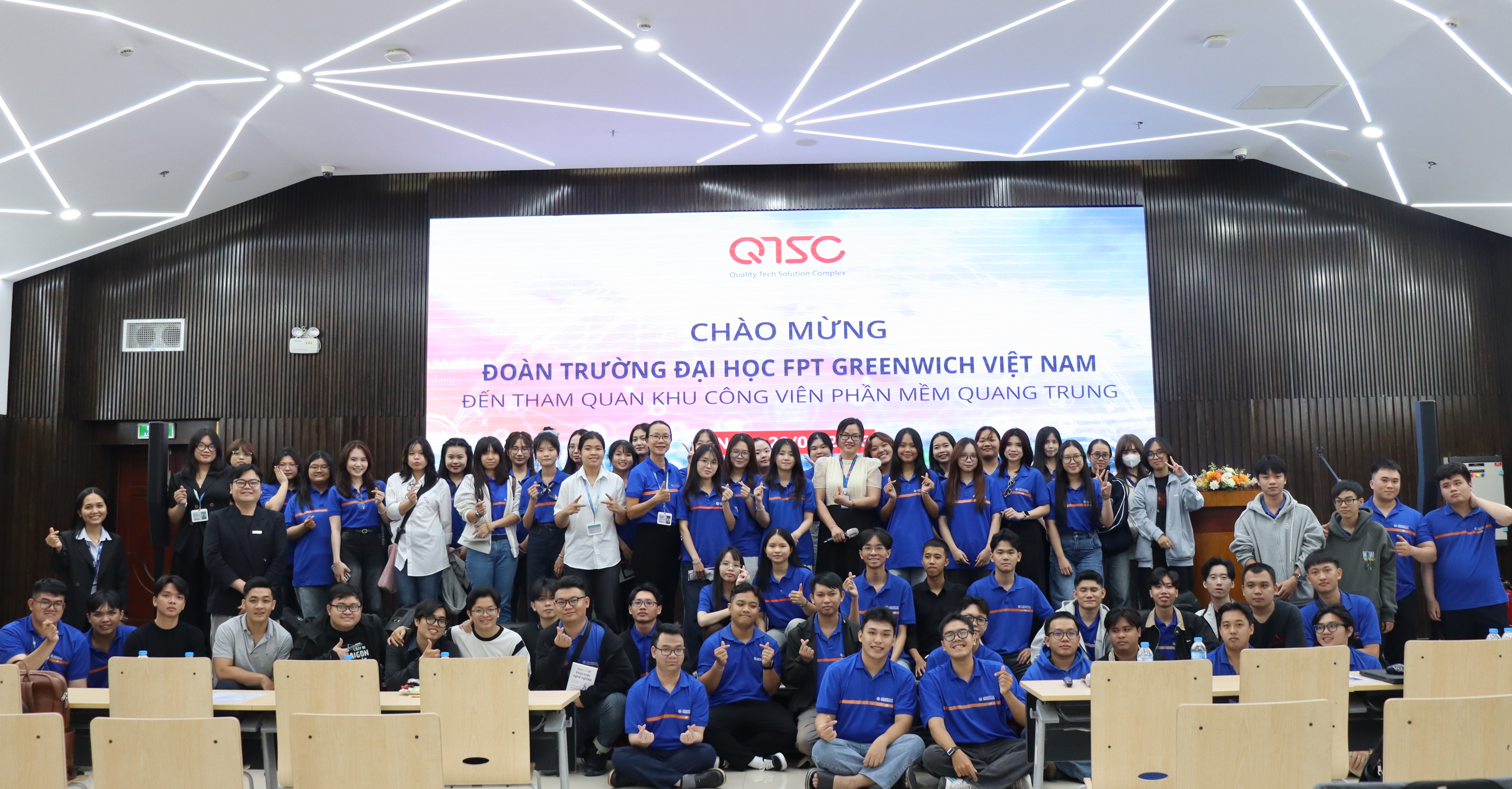 Đoàn sinh viên chụp hình lưu niệm tại QTSC
