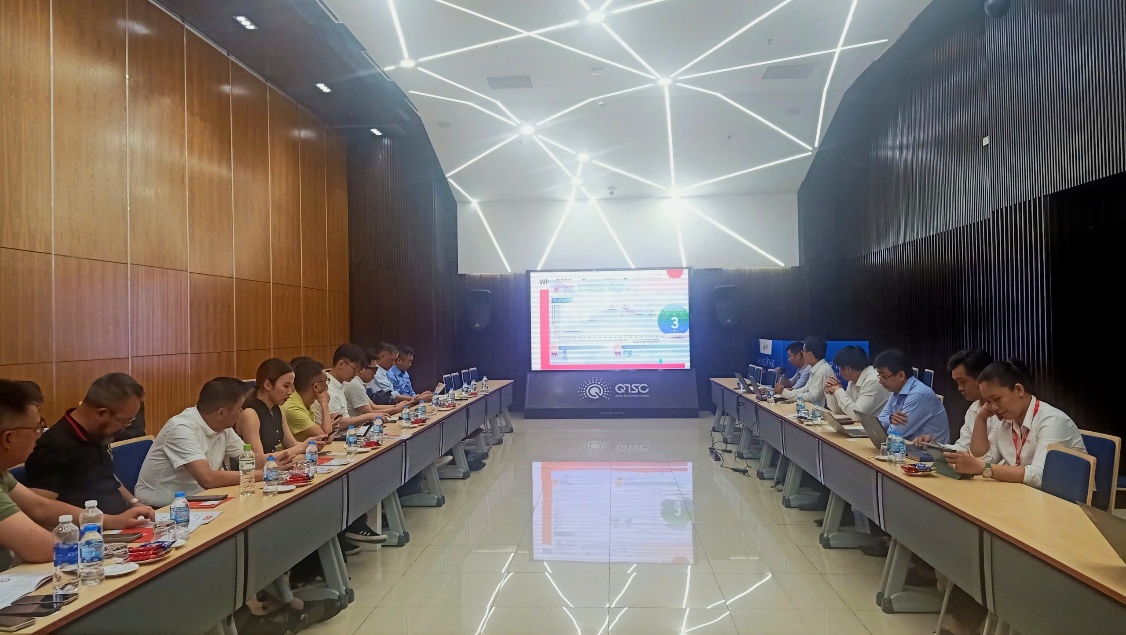 Đoàn doanh nghiệp làm việc và chụp hình lưu niệm chuyến công tác tại QTSC
