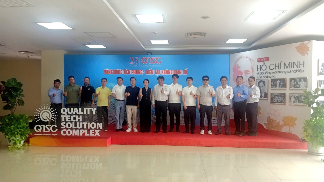 Đoàn doanh nghiệp làm việc và chụp hình lưu niệm chuyến công tác tại QTSC