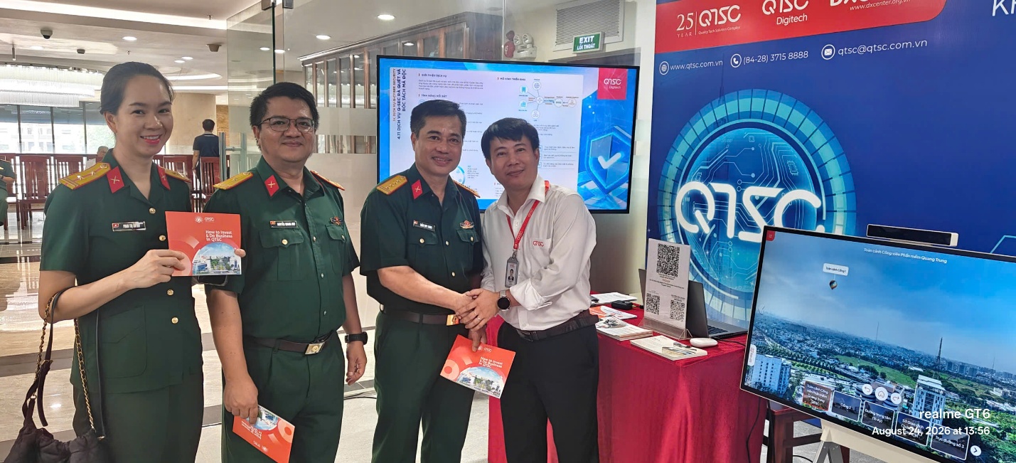 Đại biểu tham quan khu vực trưng bày sản phẩm, giải pháp của QTSC
