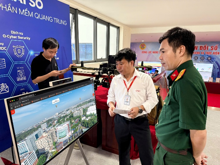 Đại biểu tham quan khu vực trưng bày sản phẩm, giải pháp của QTSC