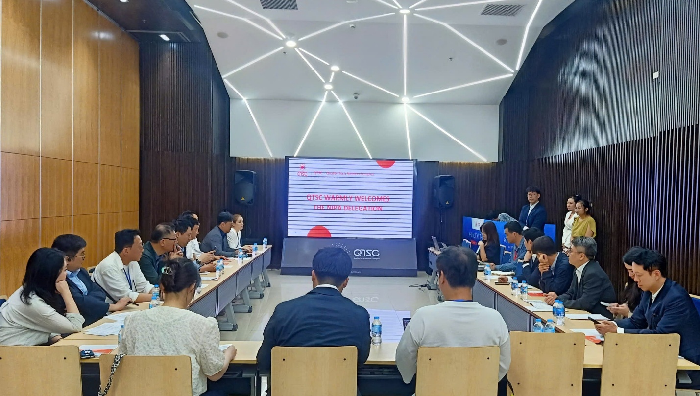 Đoàn làm việc và chụp hình lưu niệm tại QTSC