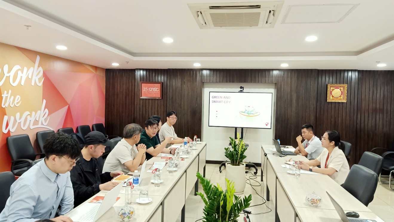 The delegation at the meeting at QTSC