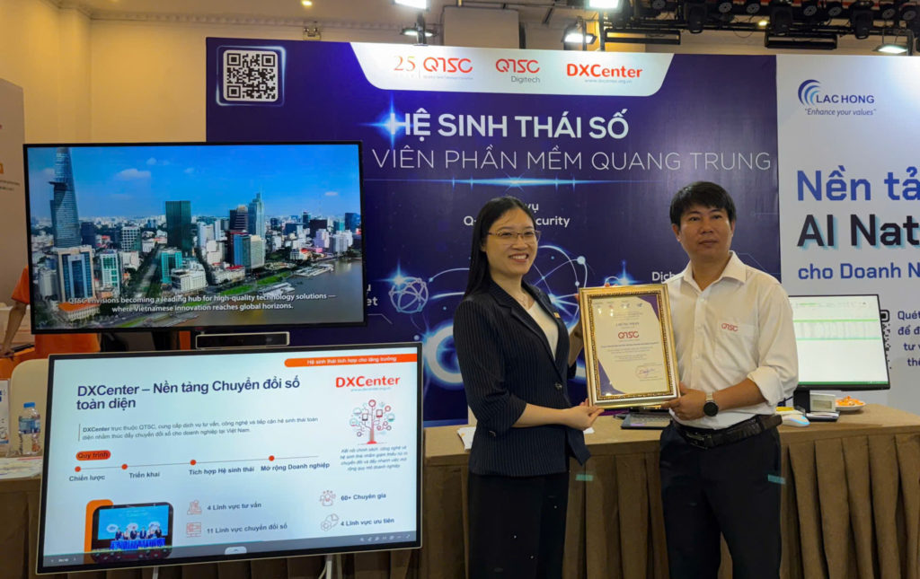 Đại diện DXCenter nhận bảng tri ân của BTC dành cho gian hàng của QTSC/DXCenter